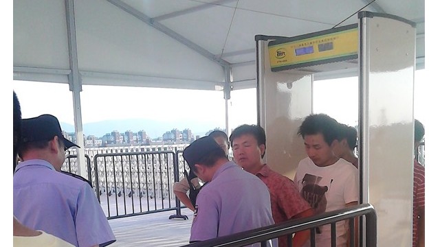 液晶型金屬探測(cè)安檢門(mén)