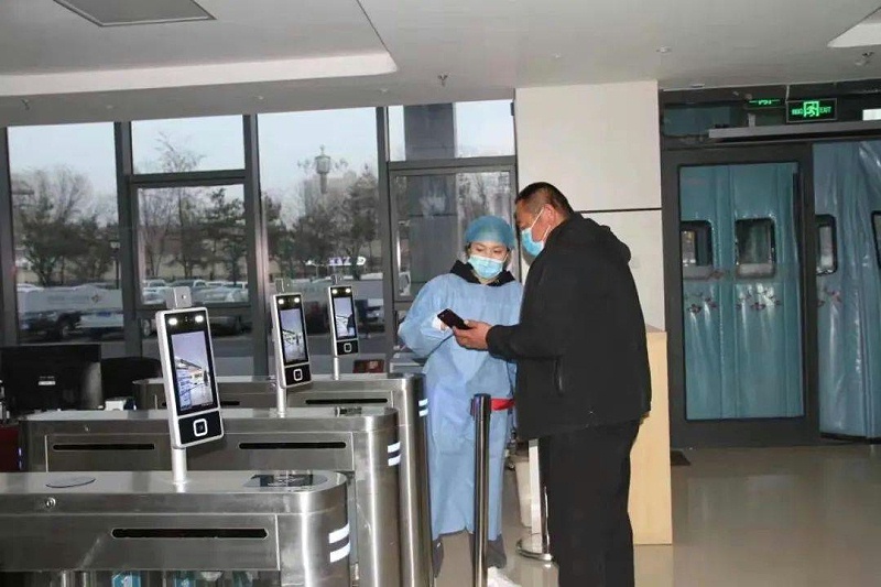 快速人臉識別測溫閘機(jī)